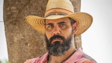 Juliano Cazarré como Alcides na novela Pantanal, em exibição na Globo 