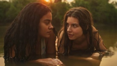 Bella Campos e Alanis Guillen como Muda e Juma Marruá em cena da novela Pantanal, em exibição na Globo. Na foto, as personagens aparecem tomando banho de rio 