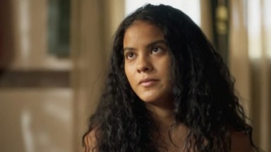 Bella Campos como Muda na novela Pantanal 