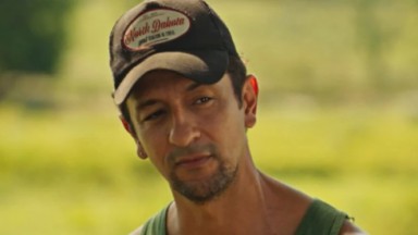 Irandhir Santos como José Lucas em Pantanal. 