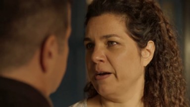 Isabel Teixeira como Maria Bruaca em Pantanal. Ela conversa com Tenório 