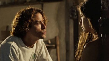 Alanis Guillen e Jesuíta Barbosa em cena na novela Pantanal 