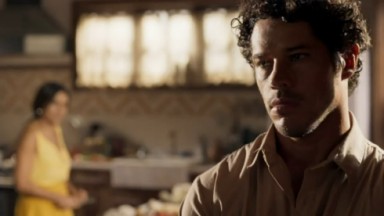 José Loreto em cena na novela Pantanal como Tadeu. O personagem está em pé na cozinha da fazenda 