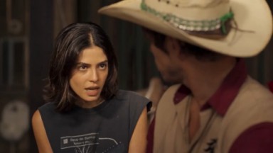 José Loreto como Tadeu e Julia Dalavia como Guta em Pantanal. Os dois estão sentados na fazenda 