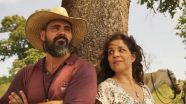 Juliano Cazarré e Isabel Teixeira como Alcides e Maria Bruaca na novela Pantanal 