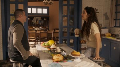 Isabel Teixeira e Murilo Benício como Maria Bruaca e Tenório. Os dois estão na cozinha da fazenda de Tenório 
