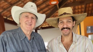 Sérgio Reis e Guito nos bastidores de gravação do último capítulo de Pantanal, que vai ao ar na sexta-feira (7) na Globo 