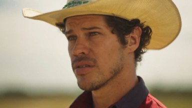 José Loreto como Tadeu em cena da novela Pantanal, em exibição na Globo 
