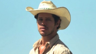 José Loreto como Tadeu em cena da novela Pantanal, em exibição na Globo 