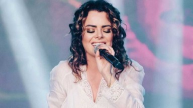 Cantora Ana Paula Valadão cantando 