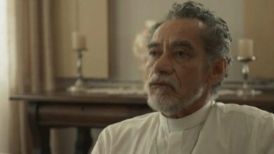 Chico Diaz como Padre Santo em Renascer 