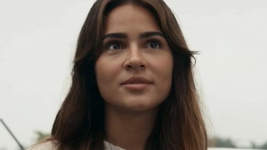 Giullia Buscacio como Sandra na novela Renascer 