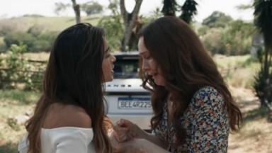 Giullia Buscacio como Sandra e Camila Morgado como Dona Patroa na novela Renascer 