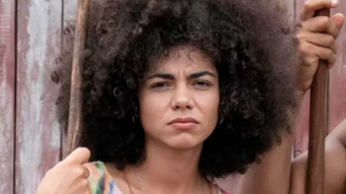 Samantha Jones como Zinha na novela Renascer, que a Globo exibe às 21h 