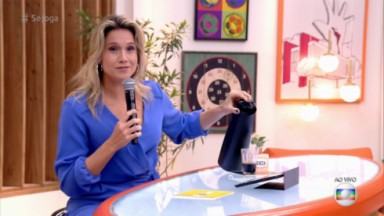 Fernanda Gentil, no estúdio do Se Joga, na Globo com segurando o microfone 