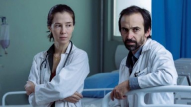 Marjorie Estiano e Julio Andrade como os médicos Carolina e Evandro na série Sob Pressão 