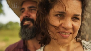Juliano Cazarré e Isabel Teixeira como Alcides e Maria Bruaca em cena da novela Pantanal, em exibição na Globo 
