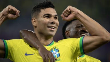 Casimiro e Vinícius Júnior comemorando gol  