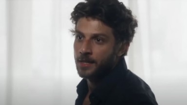 Chay Suede como Ari em cena da novela Travessia, em exibição na Globo 