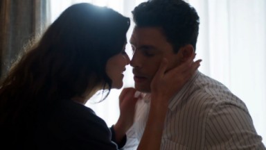 Cena de Um Lugar ao Sol com Renato e Bárbara quase se beijando 