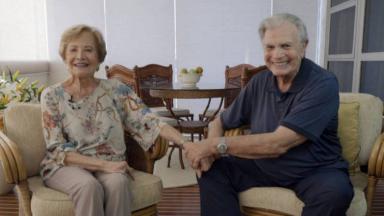 Casados há 60 anos, Glória Menezes e Tarcísio Meira em foto de mãos dadas 