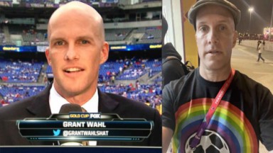 Grant Wahl com microfone na mão; Copa do Mundo: Jornalista é barrado no Catar por camisa com arco-íris fazendo selfie com camisa com cores do arco-íris 