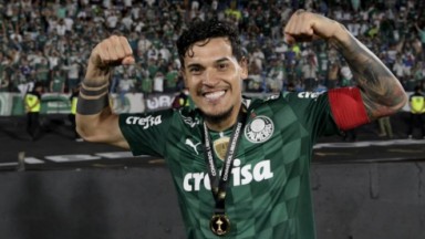 Gustavo Gómez sorrindo com medalha da Libertadores 