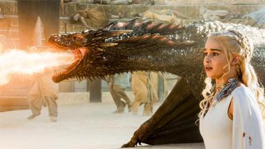 O dragão de Daenerys Targaryen cuspindo fogo em cena de Game Of Thrones 