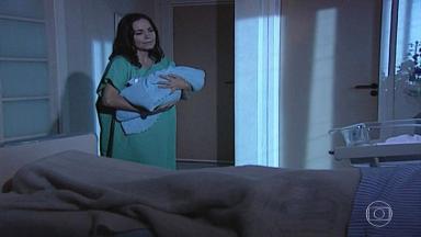 Regina Duarte em cena icônica da troca de bebês 