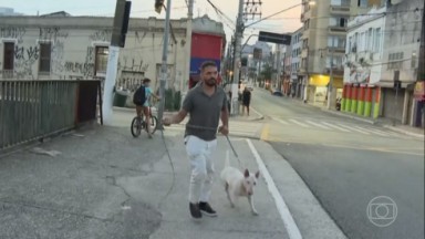 Suspeito  andando na rua com cachorro e corrente na mão 