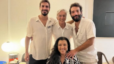 Humberto Carrão e Thales Junqueira posam com Caetano Veloso e Regina Casé 