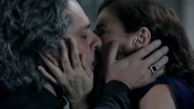Alexandre Nero e Lilia Cabral em cena de beijo dos personagens José Alfredo e Maria Marta na novela Império, em reprise na Globo 