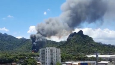 Fumaça saindo de cidade cenográfica da Globo 