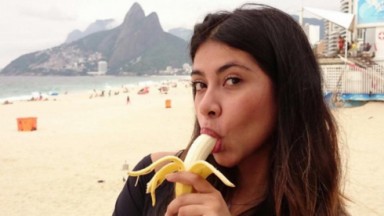 Ingrid Ohara comendo banana 