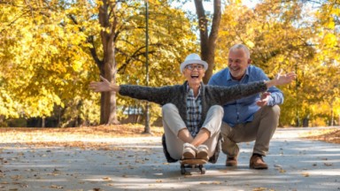 Foto de dois aposentados, do INSS, felizes 