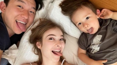 Pyong Lee ao lado da esposa e filho 
