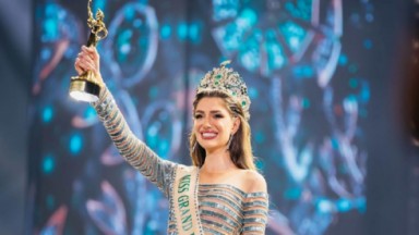 Isabella Menin, levanta troféu e posa de coroa e faixa após vencer o concurso Miss Grand International na Indonésia 