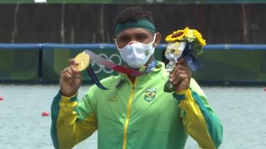 Isaquias Queiroz ergue a medalha de ouro no pódio da canoagem das Olimpíadas de Tóquio 