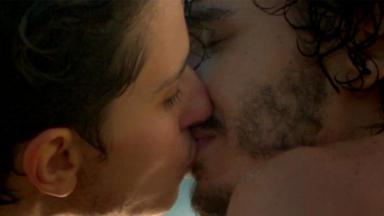 Ivan e Claudio se beijando na boca  