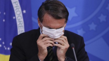 Bolsonaro com máscara 