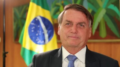  Bolsonaro sentado no escritório do Palácio do Planalto 