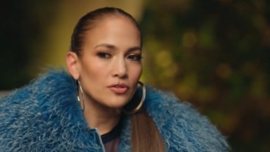 Jennifer Lopez em entrevista olhando de lado 
