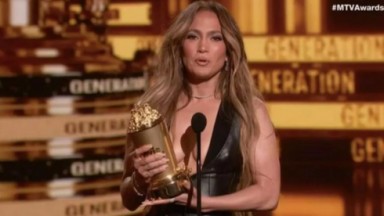 Jennifer Lopez recebendo prêmio da MTV 
