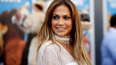 Jennifer Lopez sorrindo 