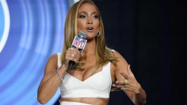 Jennifer Lopez segurando microfone da NFL 