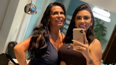 Gretchen e Jenny Miranda sorrindo em foto no espelho 