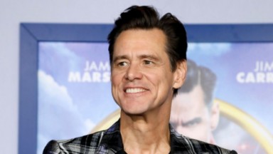 Jim Carrey sorrindo em lançamento de filme 