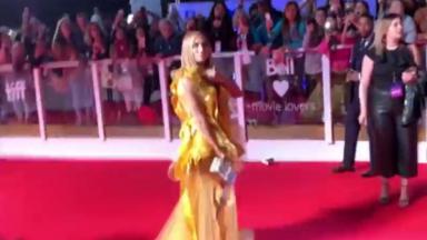 Jennifer Lopez de vestido amarelo 