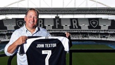John Textor com a camiseta do Botafogo 