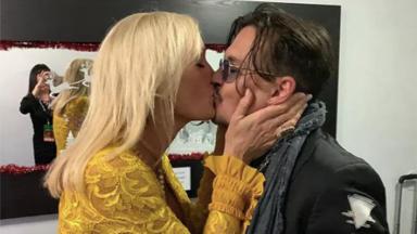 Johnny Depp beija mulher 